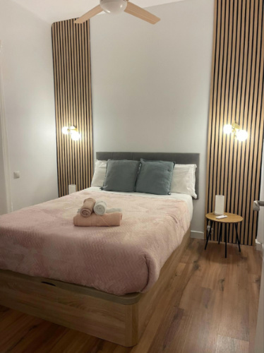 The bed in the middle of the spacious bedroom in an Airbnb