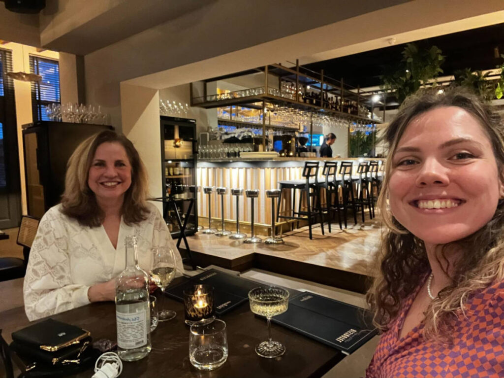 The author Amber Visch and her mom, smiling for a photo at Bistrotel ‘t Amsterdammetje