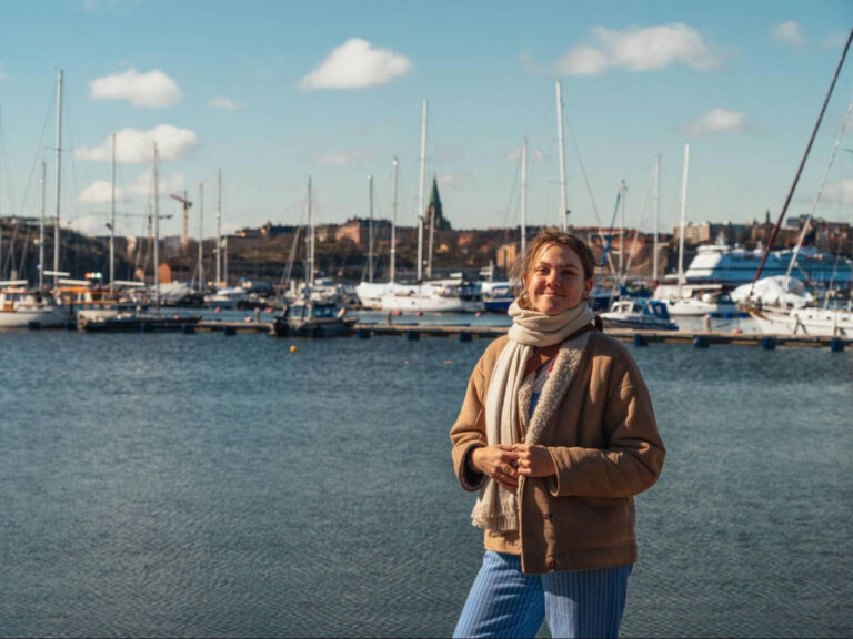 The author Amber Visch, posing for a at a marina in Djurgården