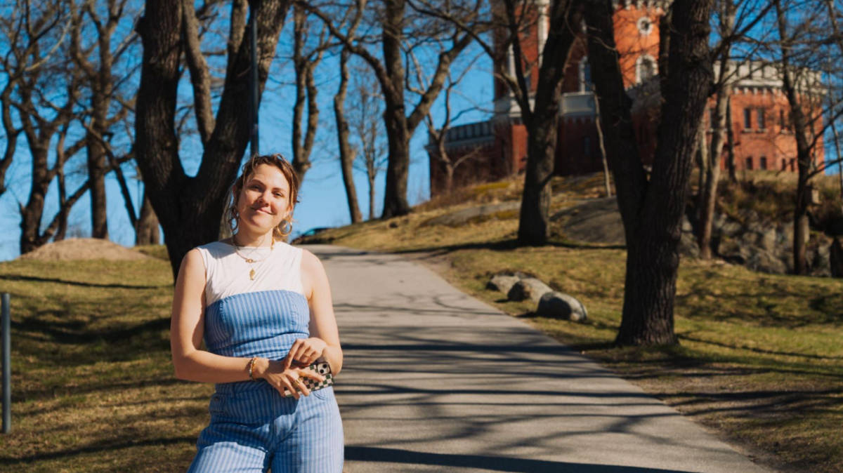 The author Amber Visch, posing for a photo near a castle in Kastellholmen