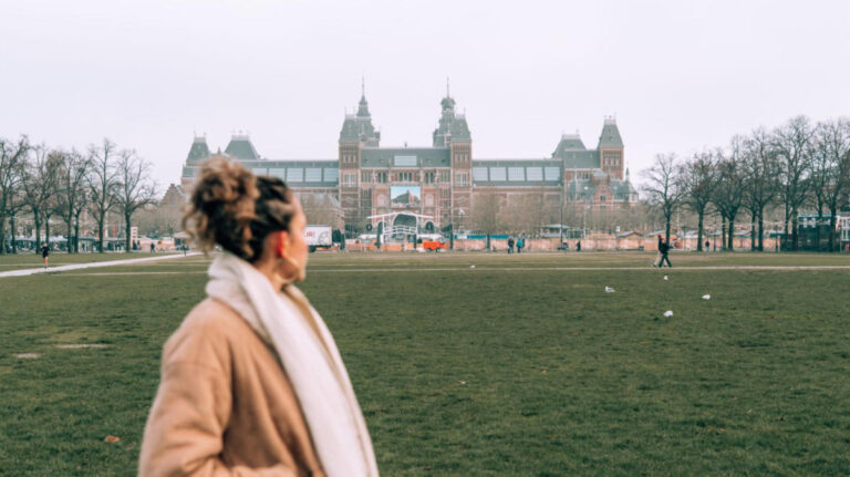 The author Amber Visch, looking at the Rijksmuseum