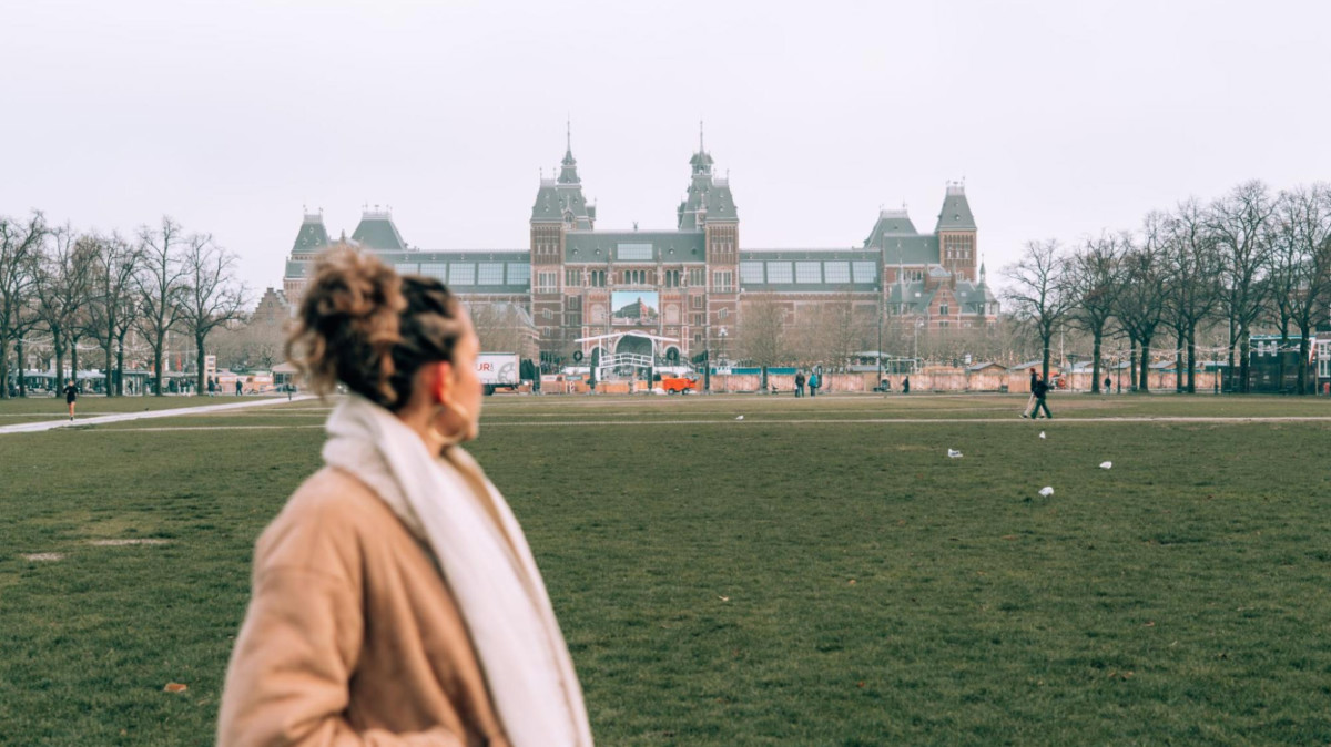 The author Amber Visch, looking at the Rijksmuseum