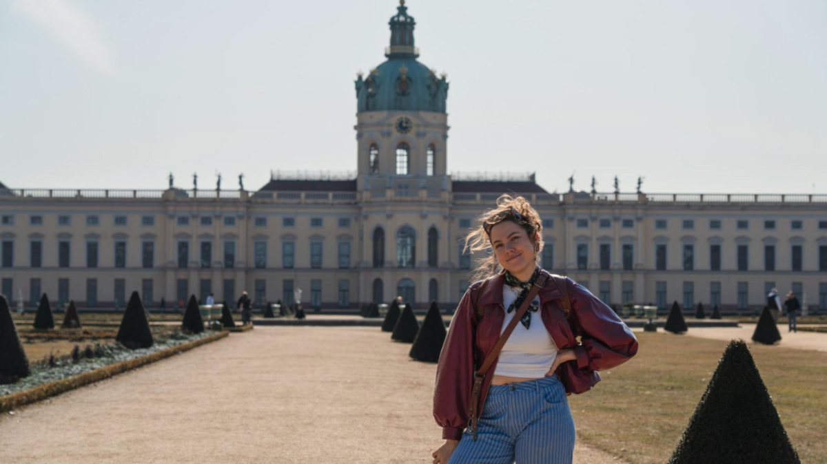 The author Amber Visch, posing in front of the Schloss Charlottenburg in Berlin