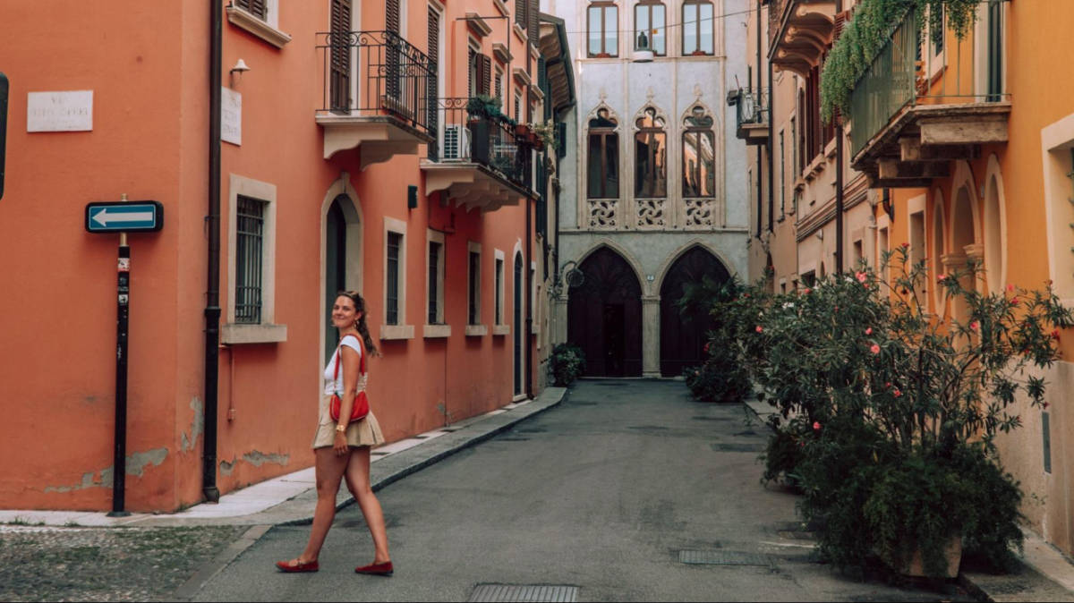 The author Amber Visch, Strolling along one of Verona’s beautiful alleys