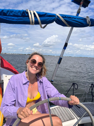 The author Amber Visch, driving the sailboat on a sunny day