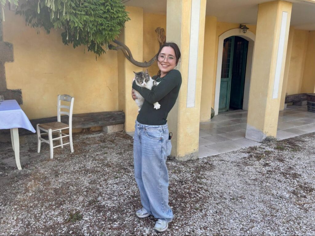 The guide Ana holding a vineyard cat