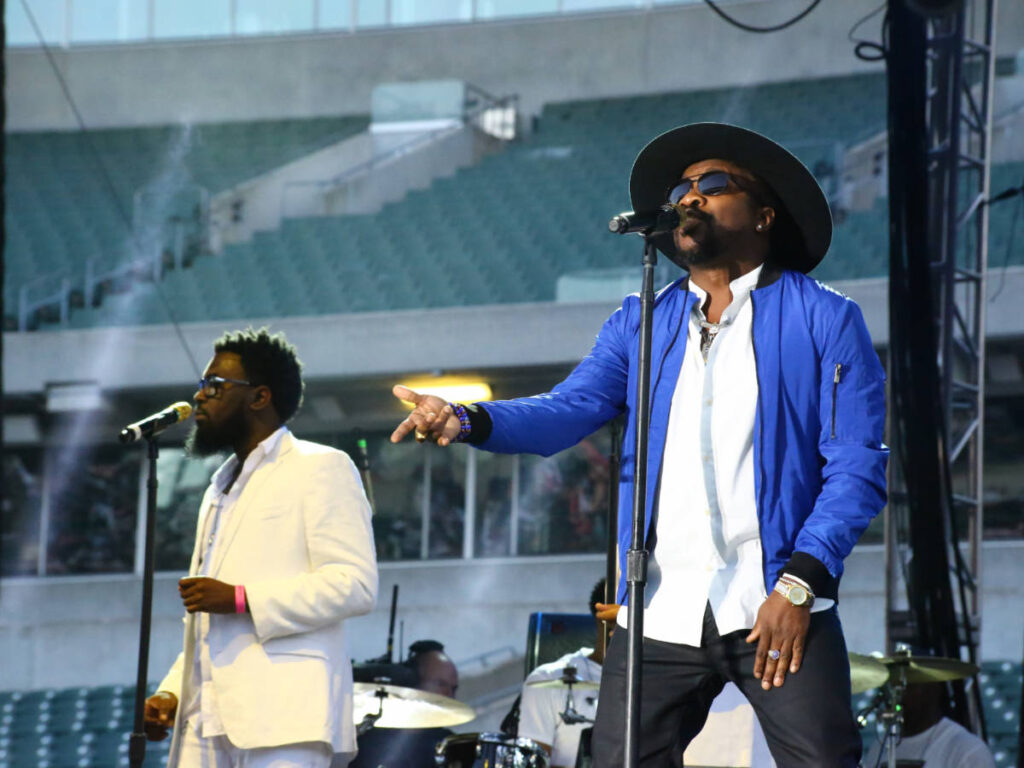 Anthony Hamilton performing at the Cincinnati Music Festival