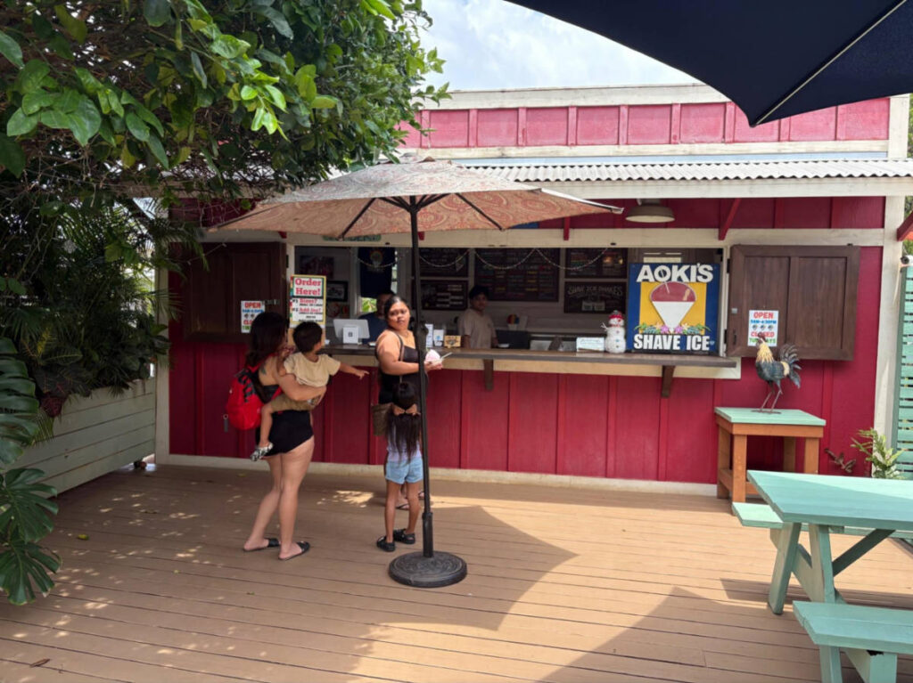 People ordering shave ice at Aoki