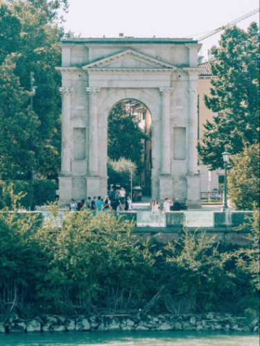 Clear sky over the Arco dei Gavi	