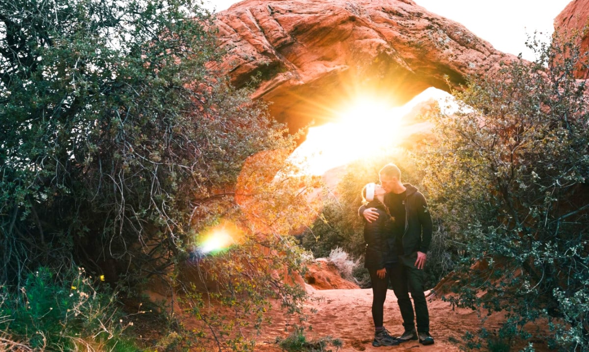 Travel Lemming Writer, Ashleigh and her boyfriend kissing under the beautiful sunset at Babylon Arch