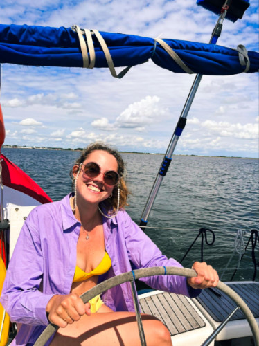 Author Amber steering a sailboat in IJburg