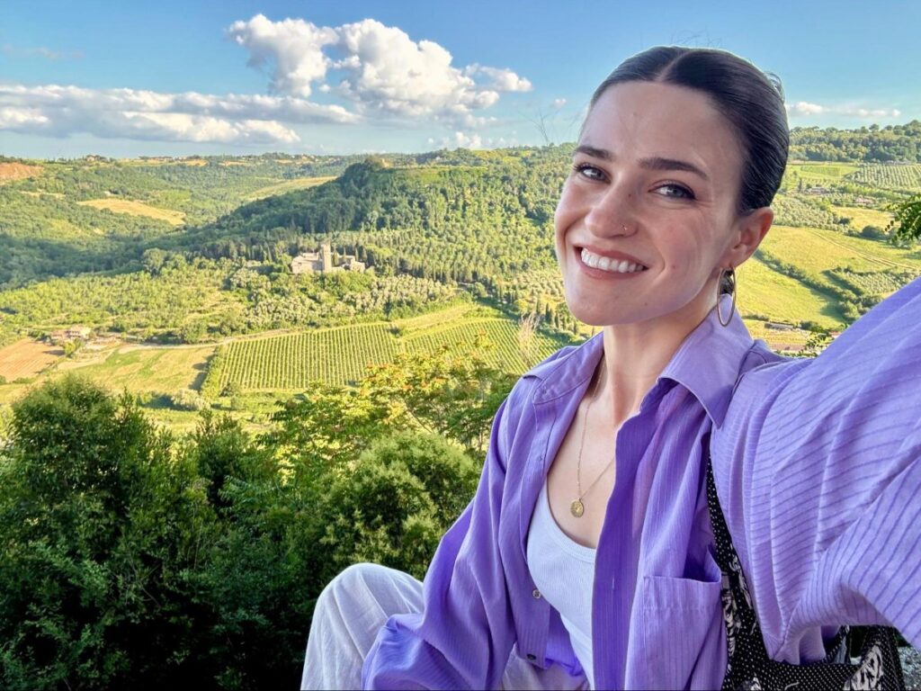 Author Betty taking a selfie with the views along the Anello della Rupe