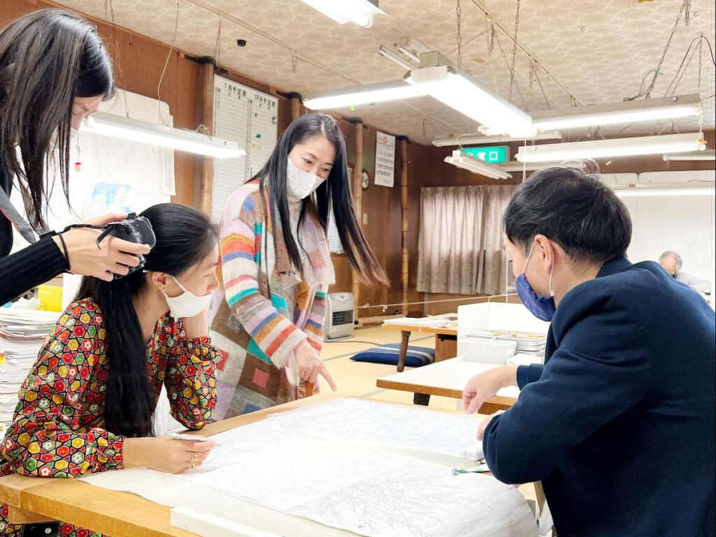 Author Lia being taught at Kaga Yuzen Maida