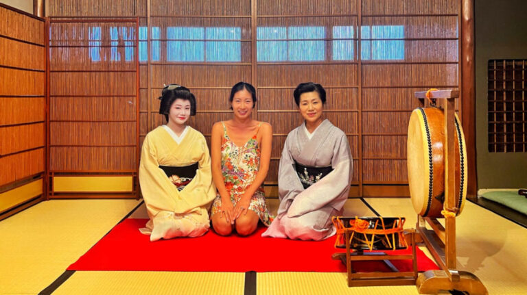 Author Lia meeting meeting Geiko/Geisha in Kanazawa