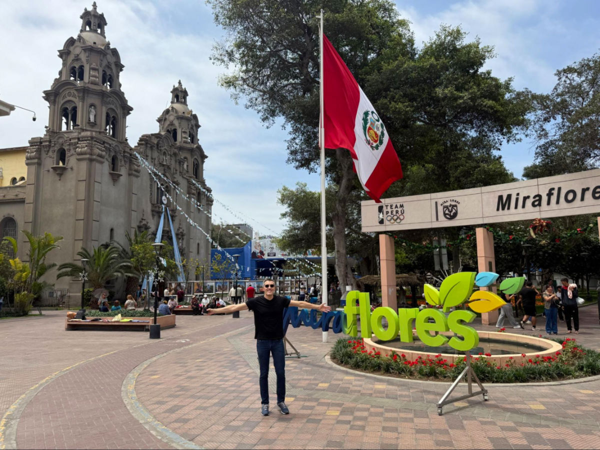 Author Nate standing in front of Parroquia La Virgen Milagrosa in central Miraflores