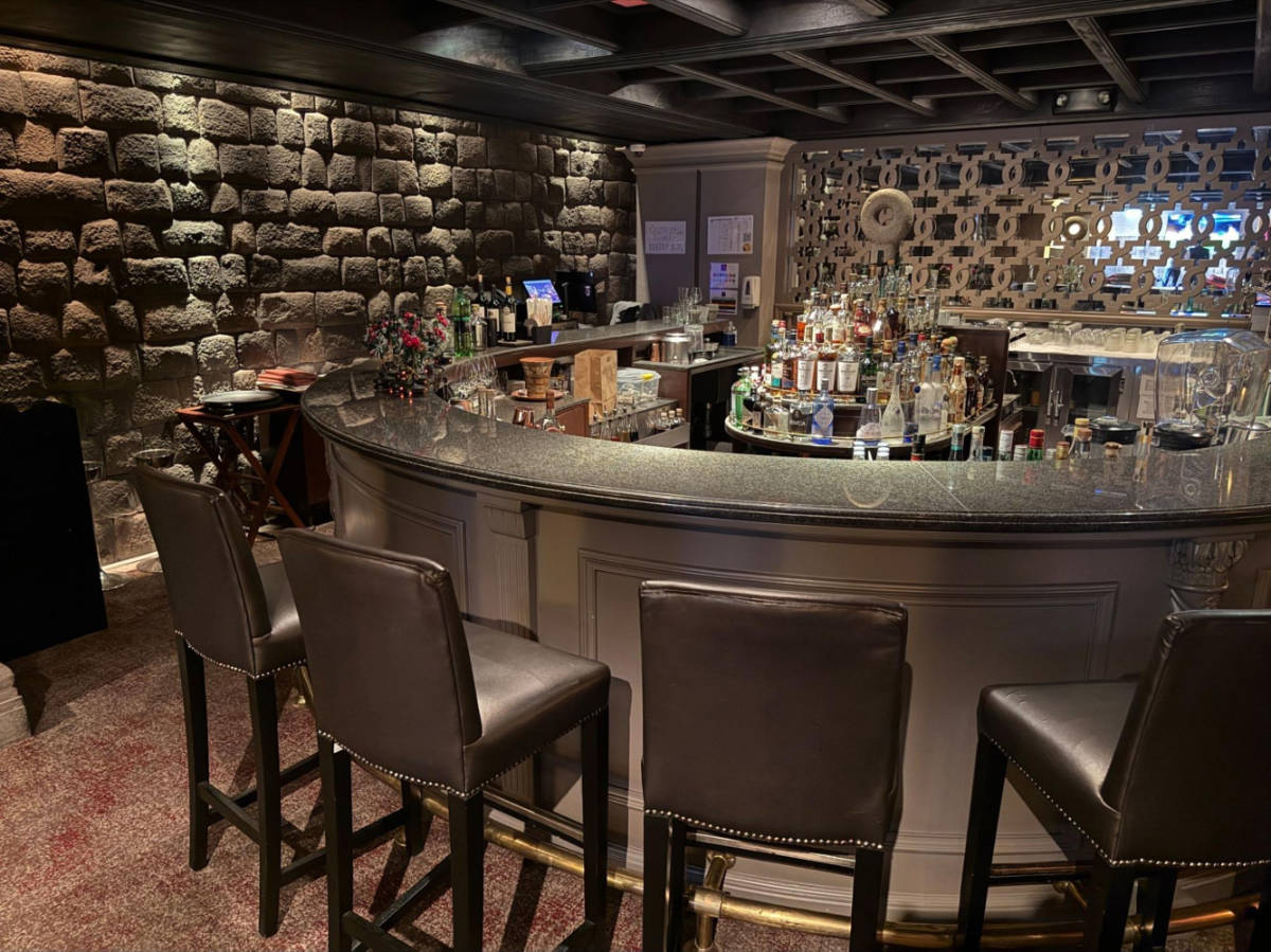 The wrap around bar area in Palacio del Inka
