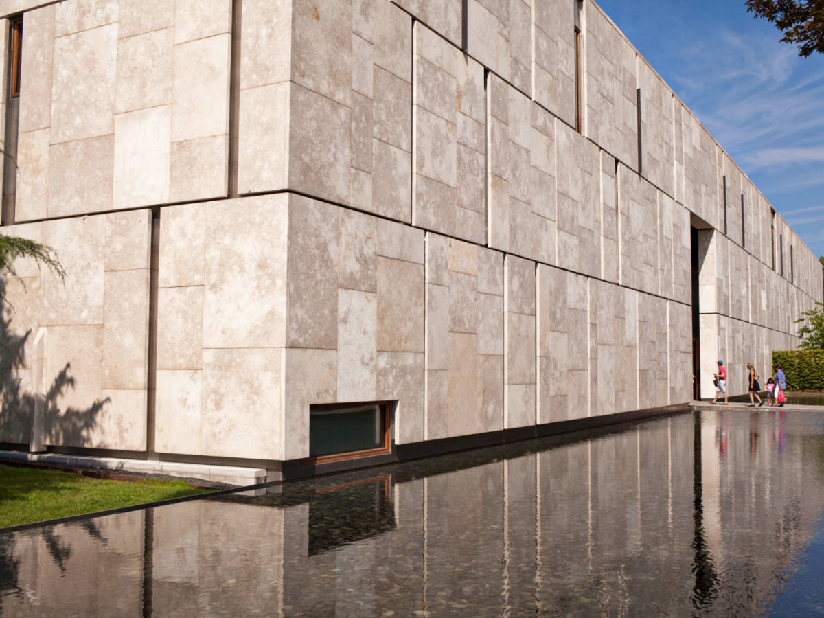 Exterior view of the Barnes Foundation reflecting on the water