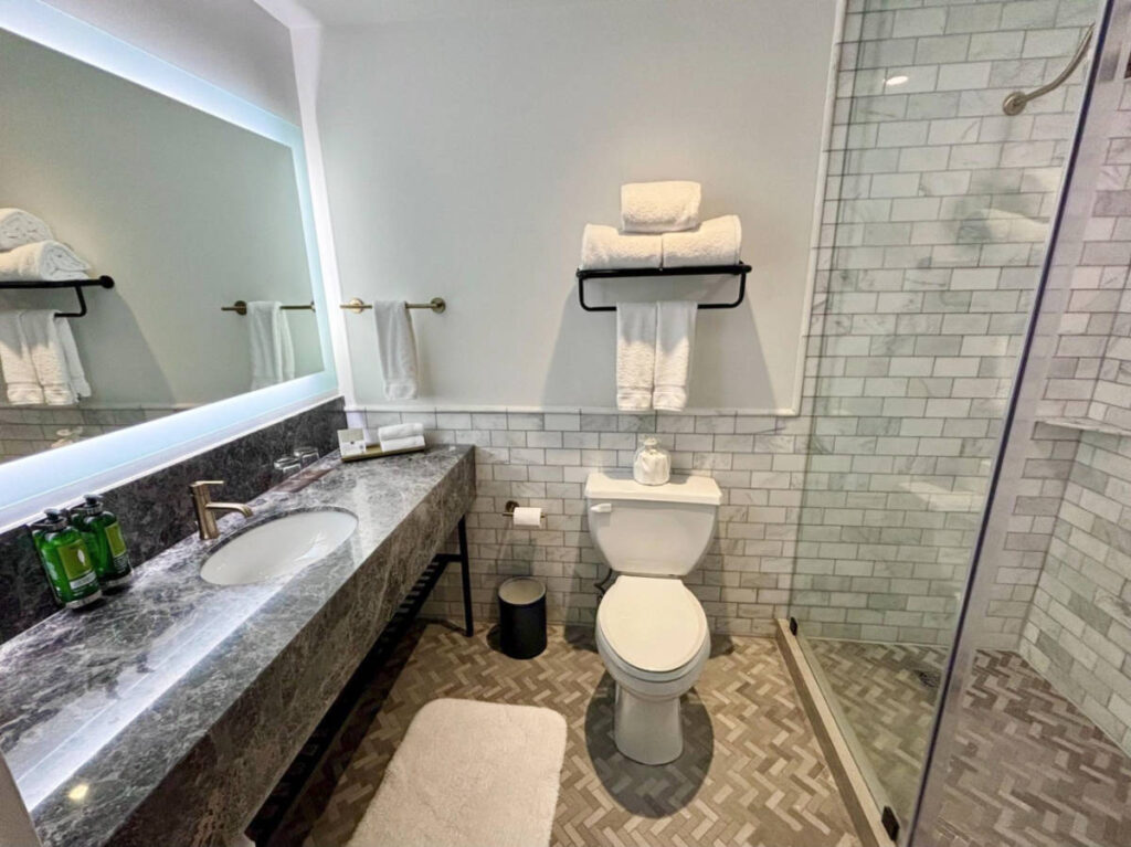 View of the spacious toilet and bathroom in EXchange Hotel