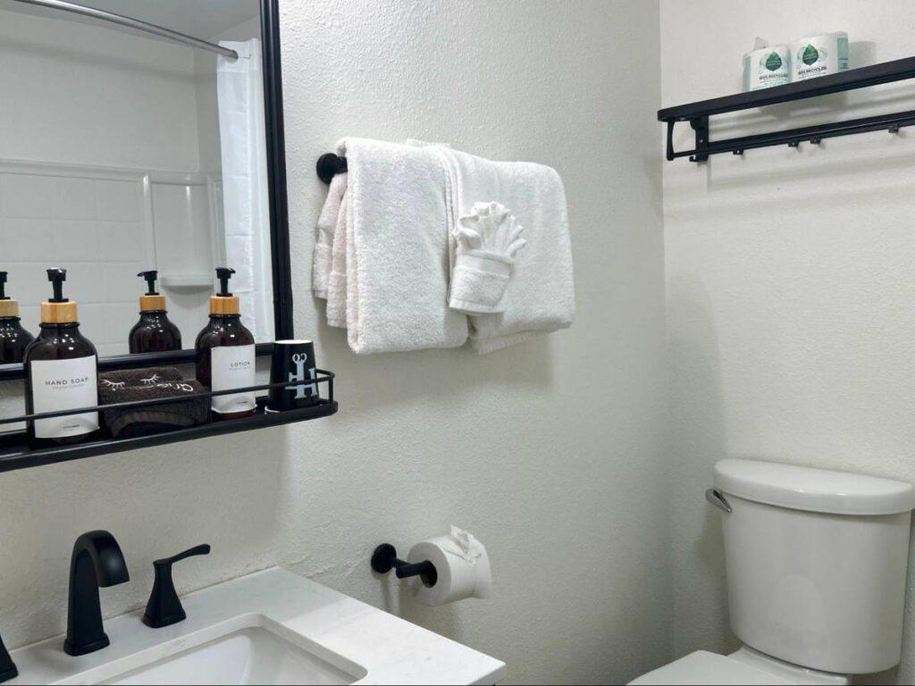 View of the complimentary toiletries in the bathroom in Hotel Frisco