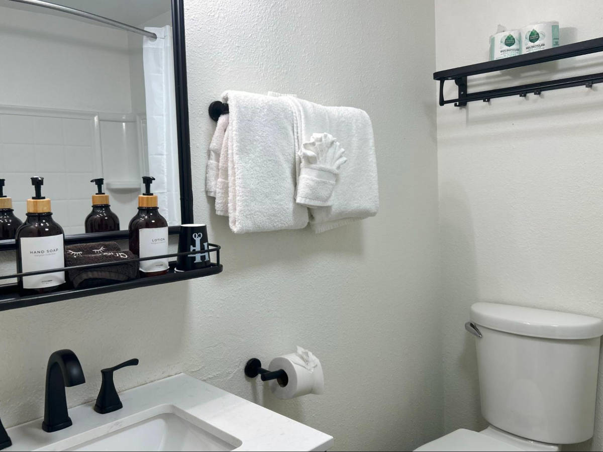 View of the complimentary toiletries in the bathroom in Hotel Frisco