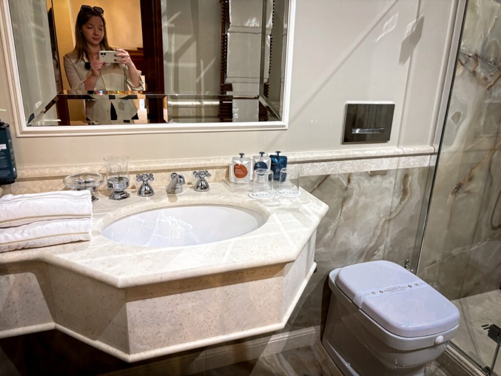 Author Taylor taking a mirror selfie at the bathroom of Palazzo Priuli