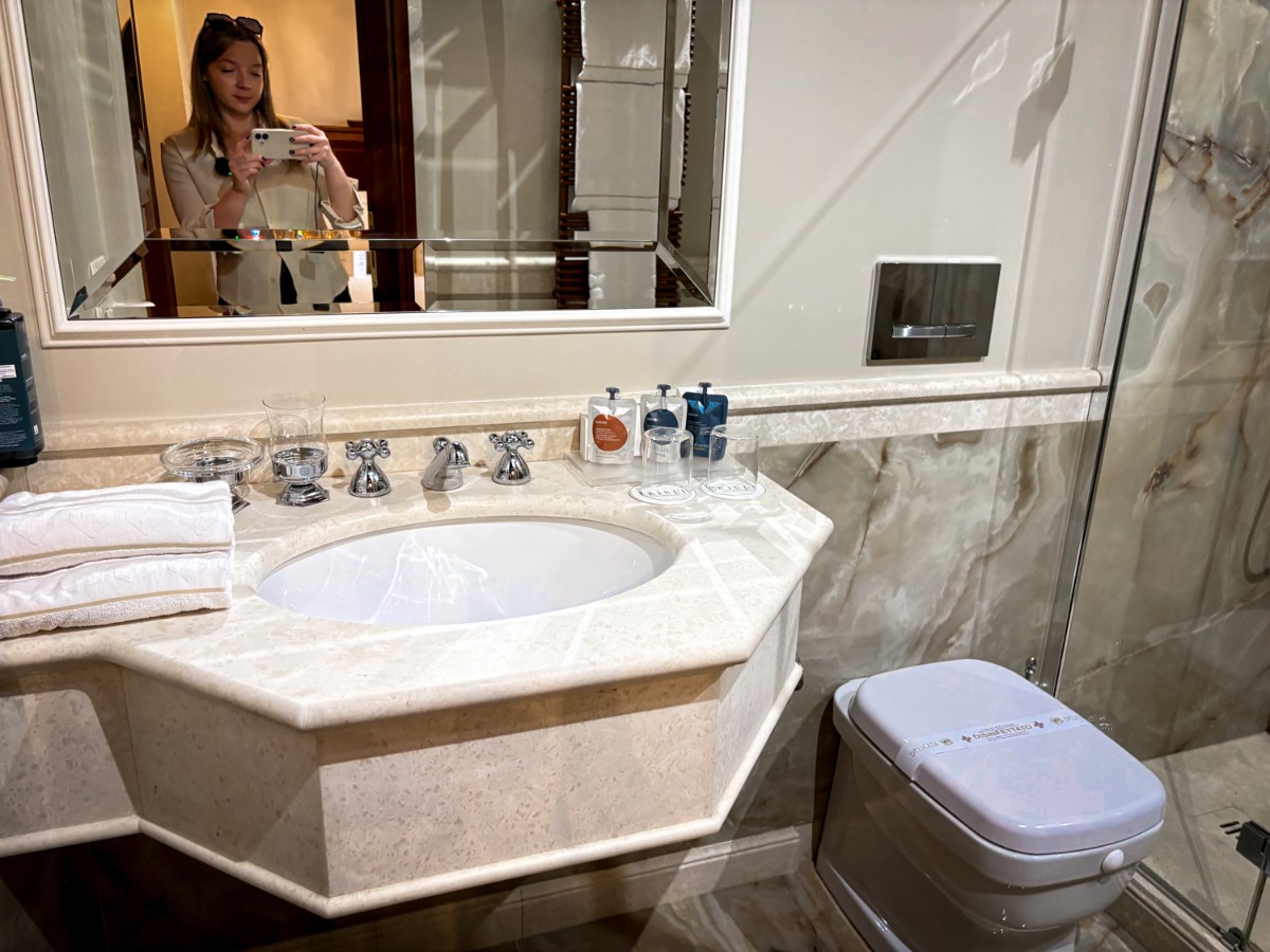 Author Taylor taking a mirror selfie at the bathroom of Palazzo Priuli