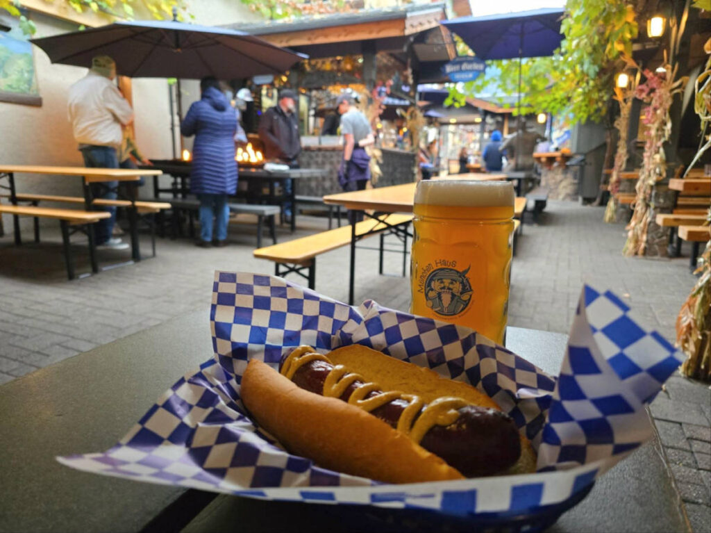 A bratwursts sandwich and a glass of beer in München Haus