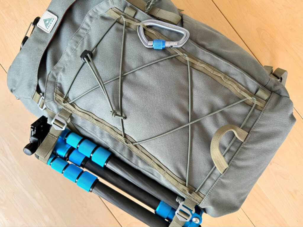 Benro MeFOTO tripod attached on the Salkan Carry-On Backpack