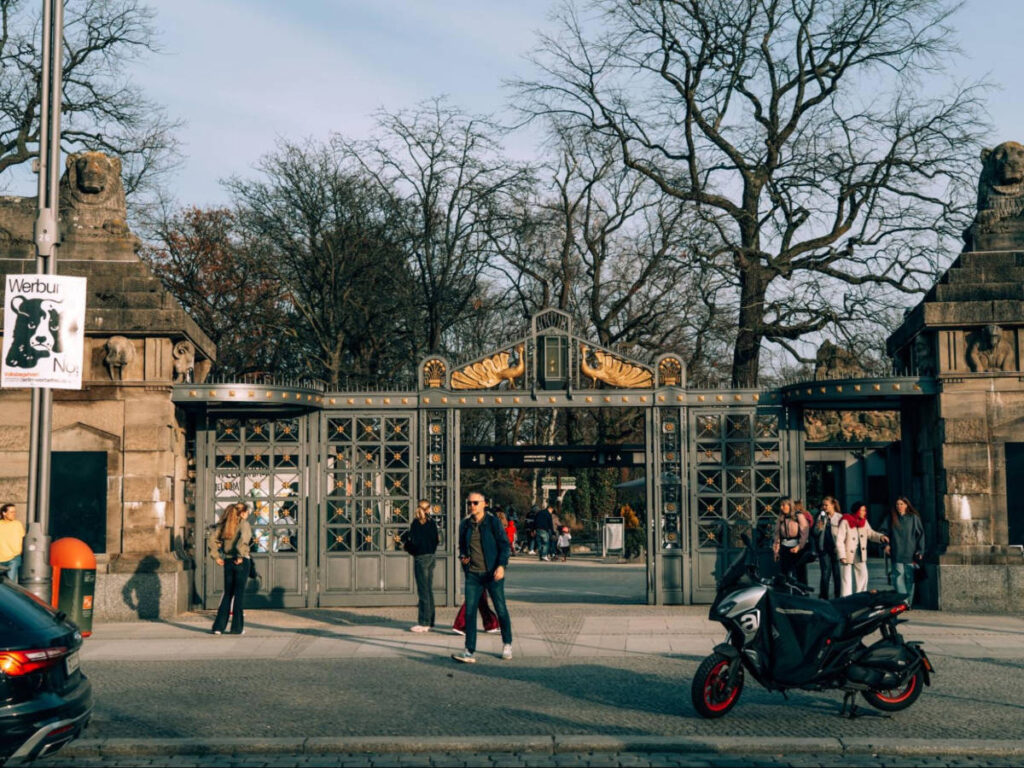 View of the people at the entrance to the Berliner Zoo