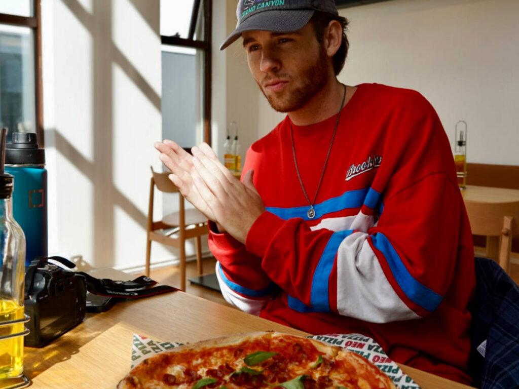 The author's boyfriend enjoying their pizza