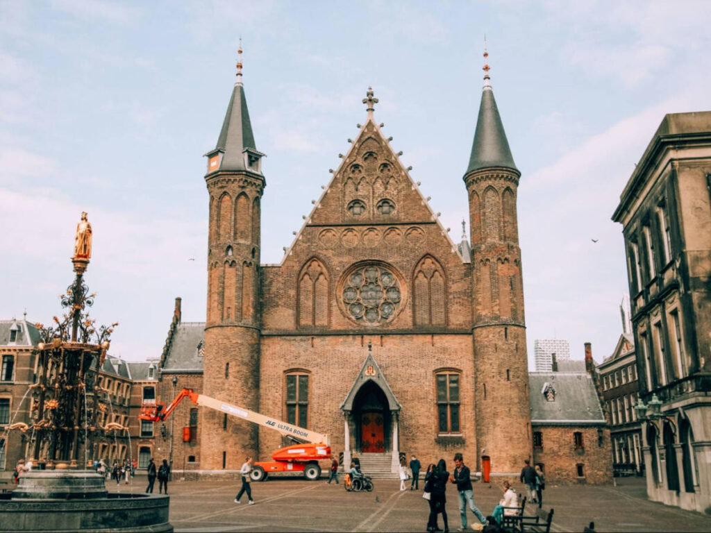 The fountain in front of the Binnenhof