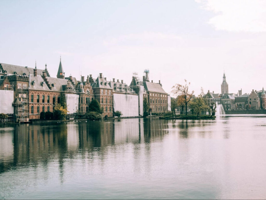 The beautiful architecture around the Binnenhof pond