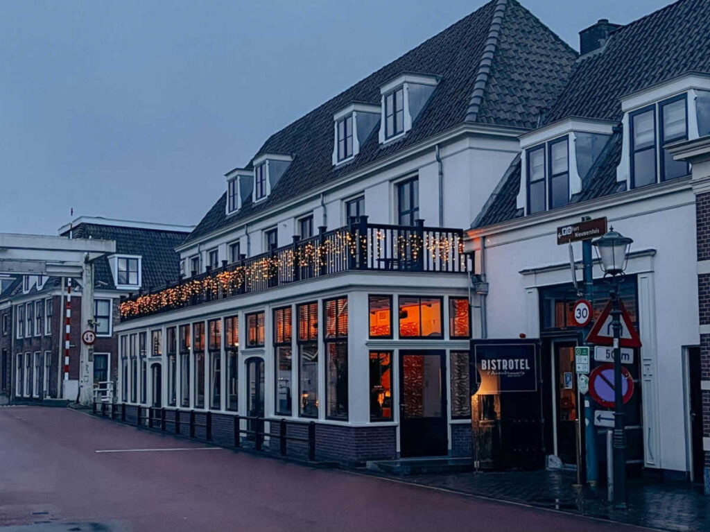 Exterior view of the Bistrotel ‘t Amsterdammetje illuminated at night
