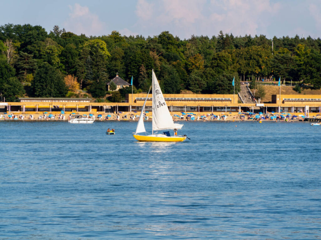 A boat sailing past the Wannsee beach