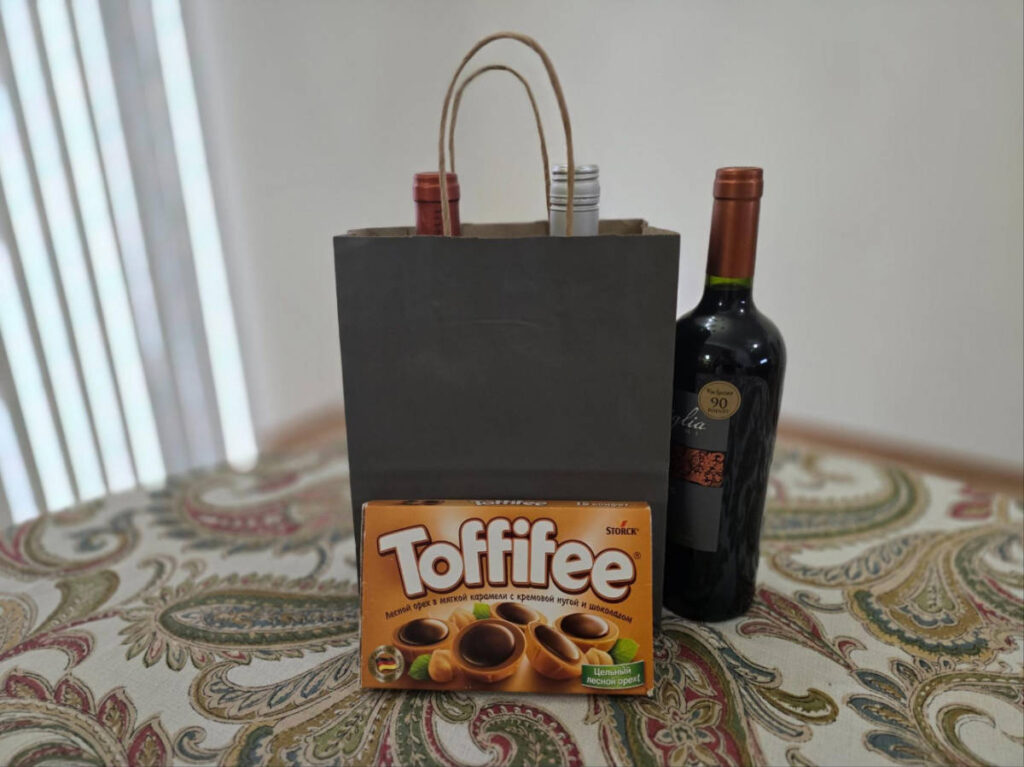 A paper nag containing bottle of wines