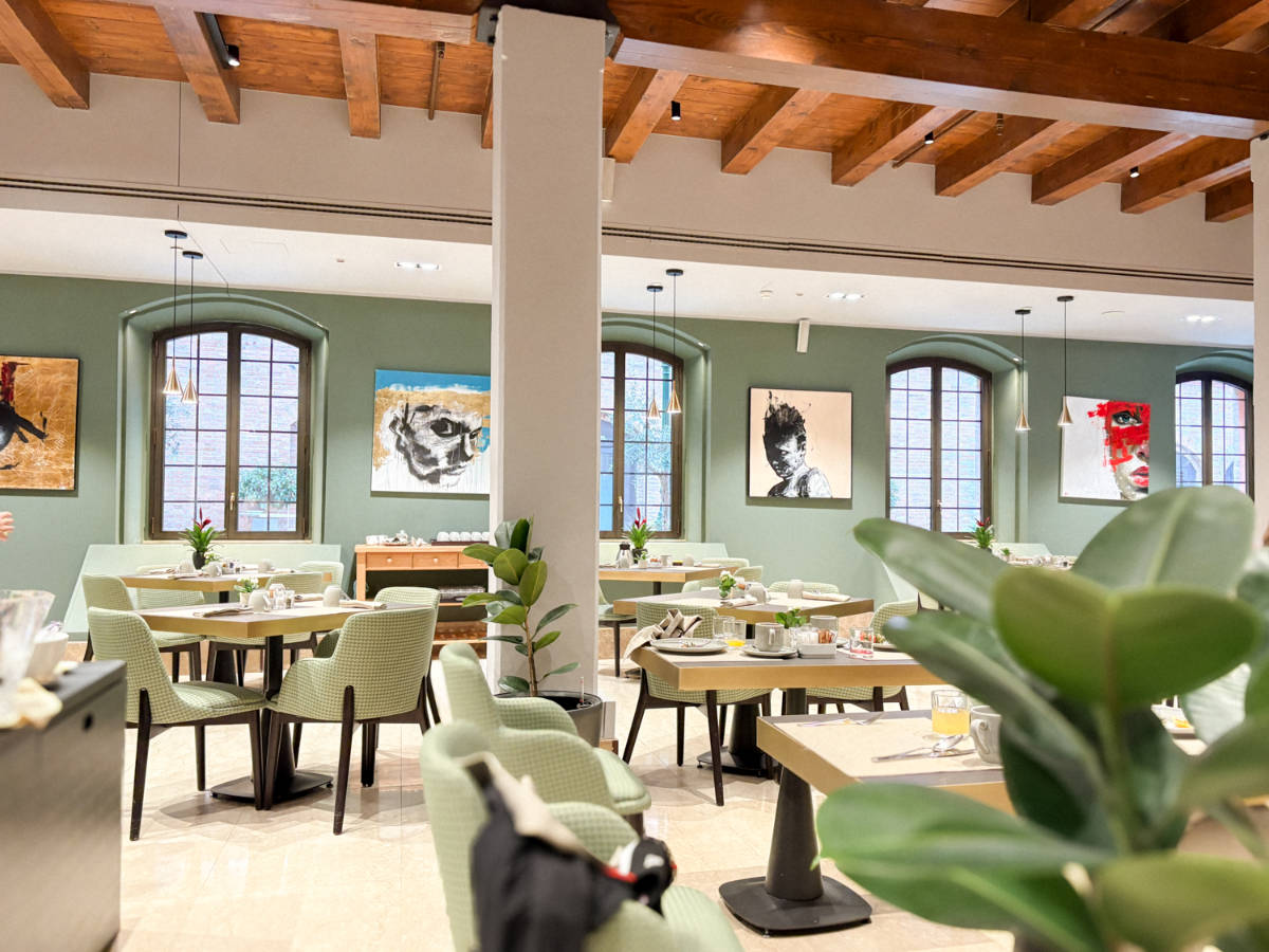 The empty breakfast dining room in Hilton Molino Stucky