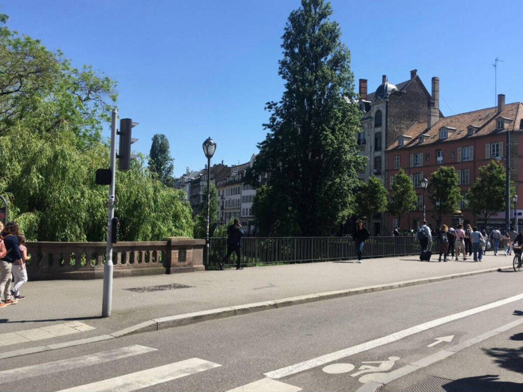 People crossing the bridge in the Gare-Tribunal Area on a sunny day