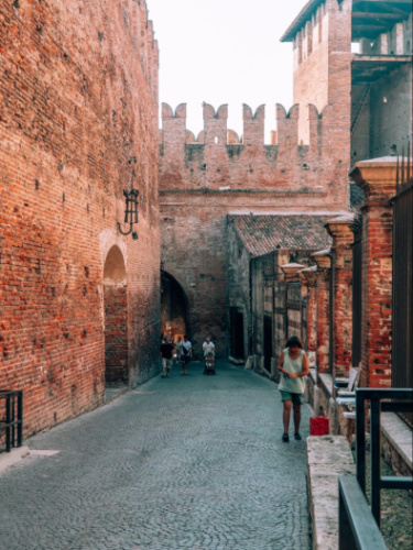 View of the brick walls and columns around Ponte di Castelvecchio