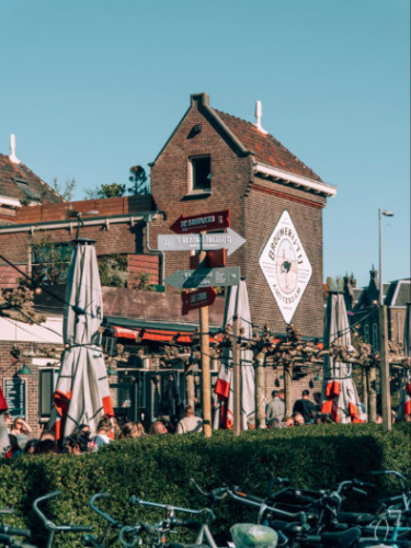 People getting a beer at Brouwerij ‘t IJ Amsterdam
