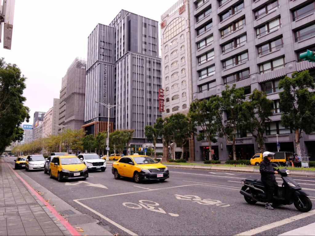 View of vehicles and building in Da’an neighborhood