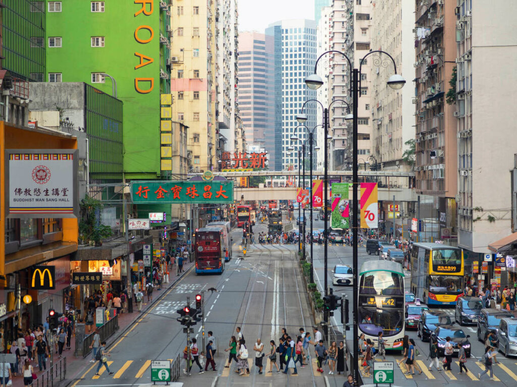 Overlooking view of the King’s Road, busy with traffic and pedestrians