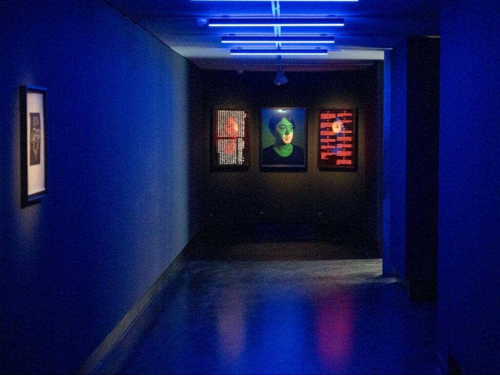 Artwork exhibition in a blue room in C / O Berlin