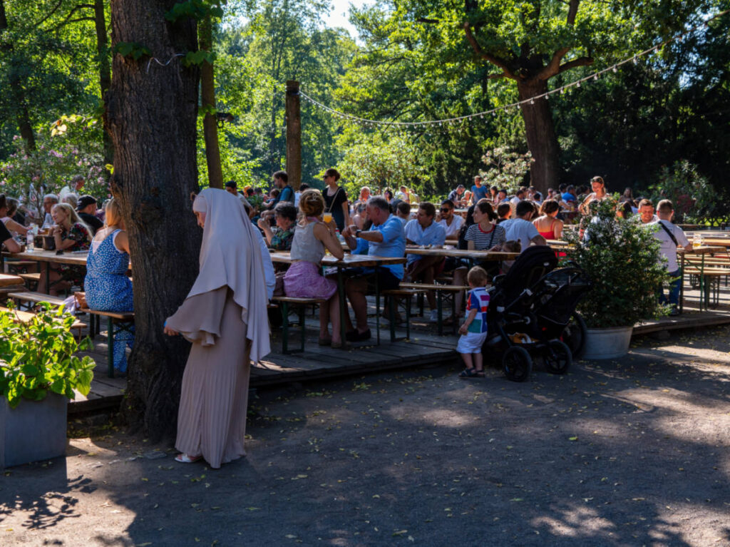 The crowd enjoying and chilling at the Café am Neuen See