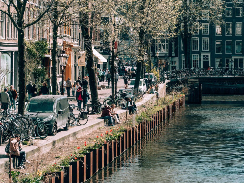 View of people along the canals in Negen Straatjes
