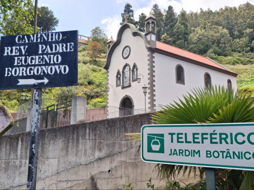 View of the Capela das Babosas surrounded by greenery