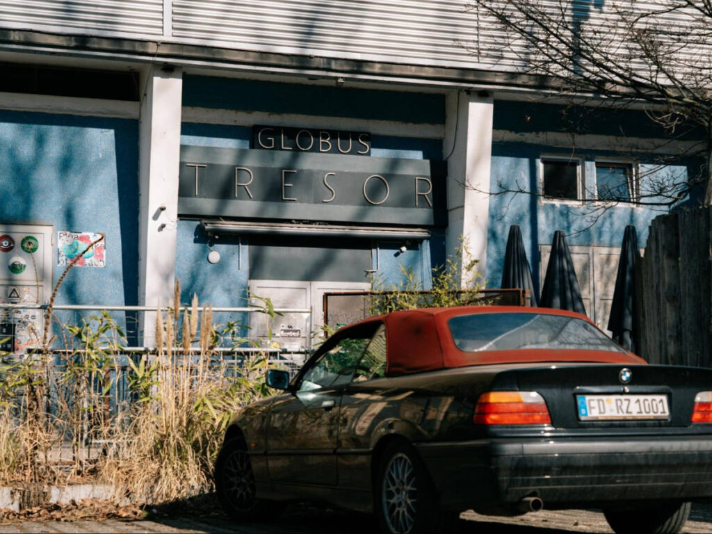 A car parked outside the Trésor