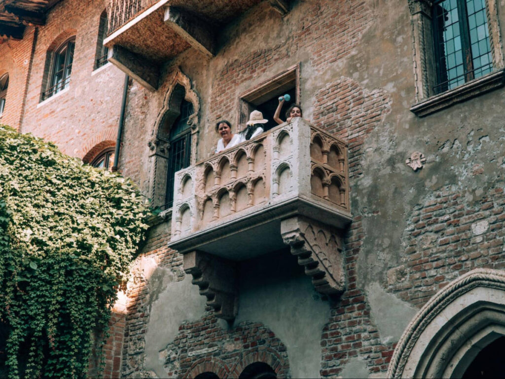 People dwelling on the balcony in Casa di Giulietta