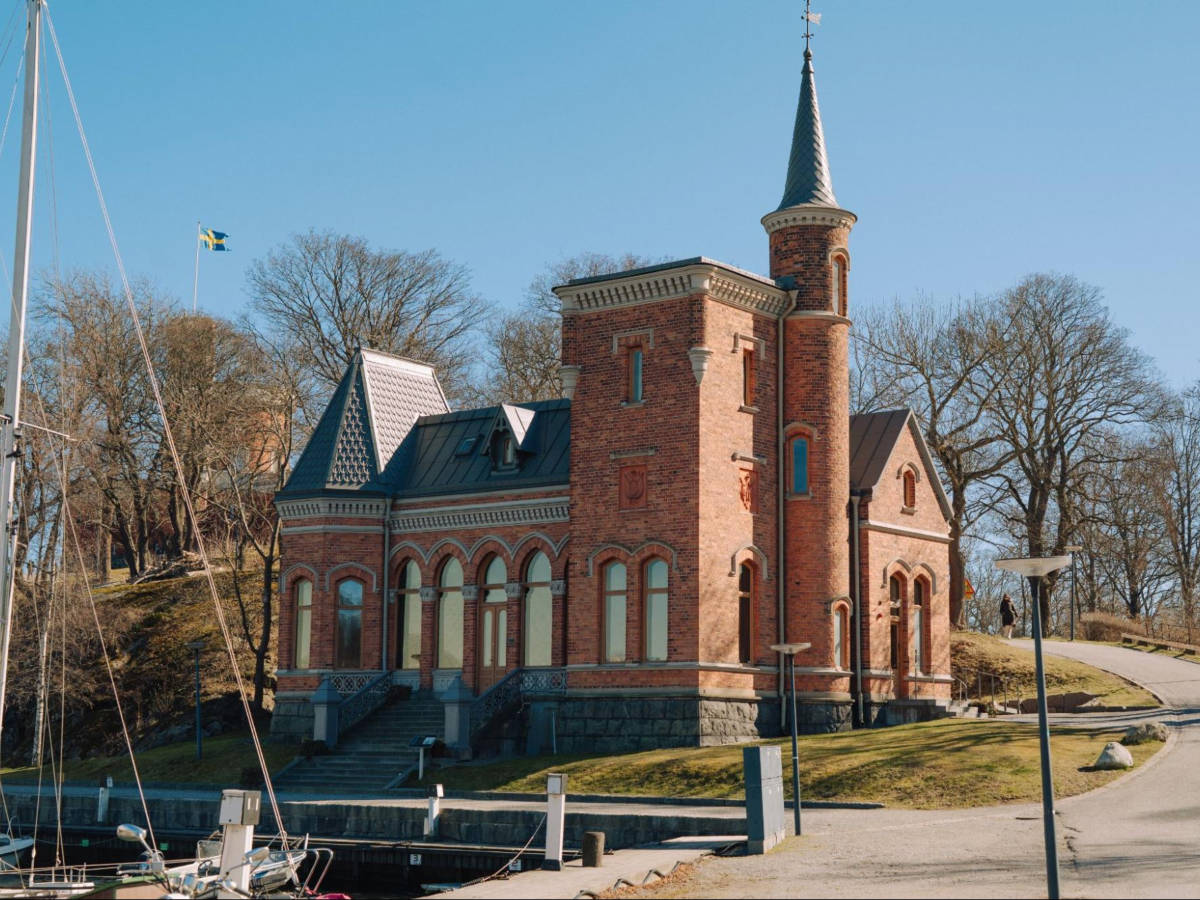 A red-brick facade of a castle on Kastellholmen