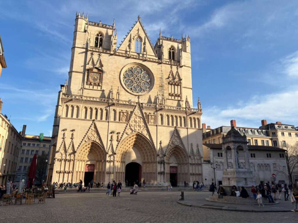 Blue sky over the Cathédral St-Jean-Baptiste