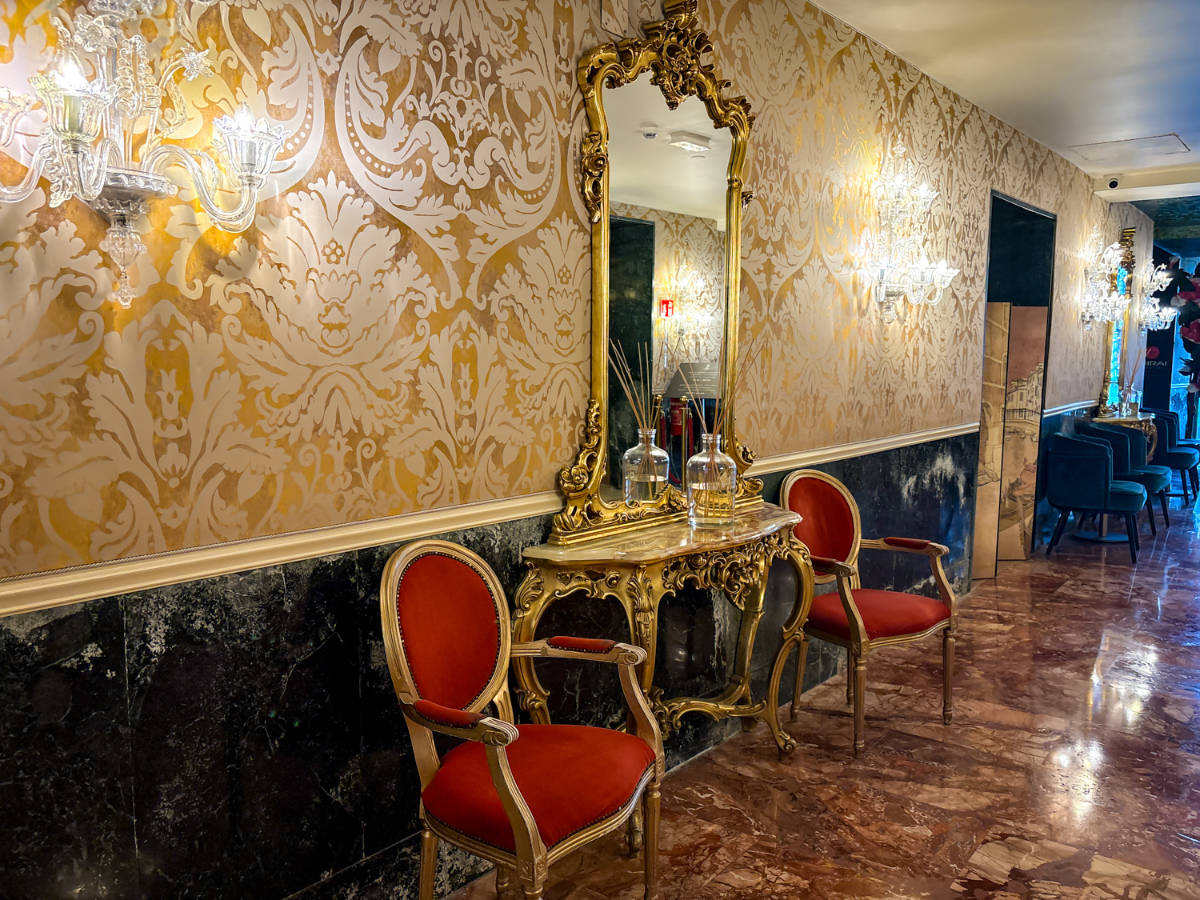 View of a table and chairs at the lobby in Hotel Principe